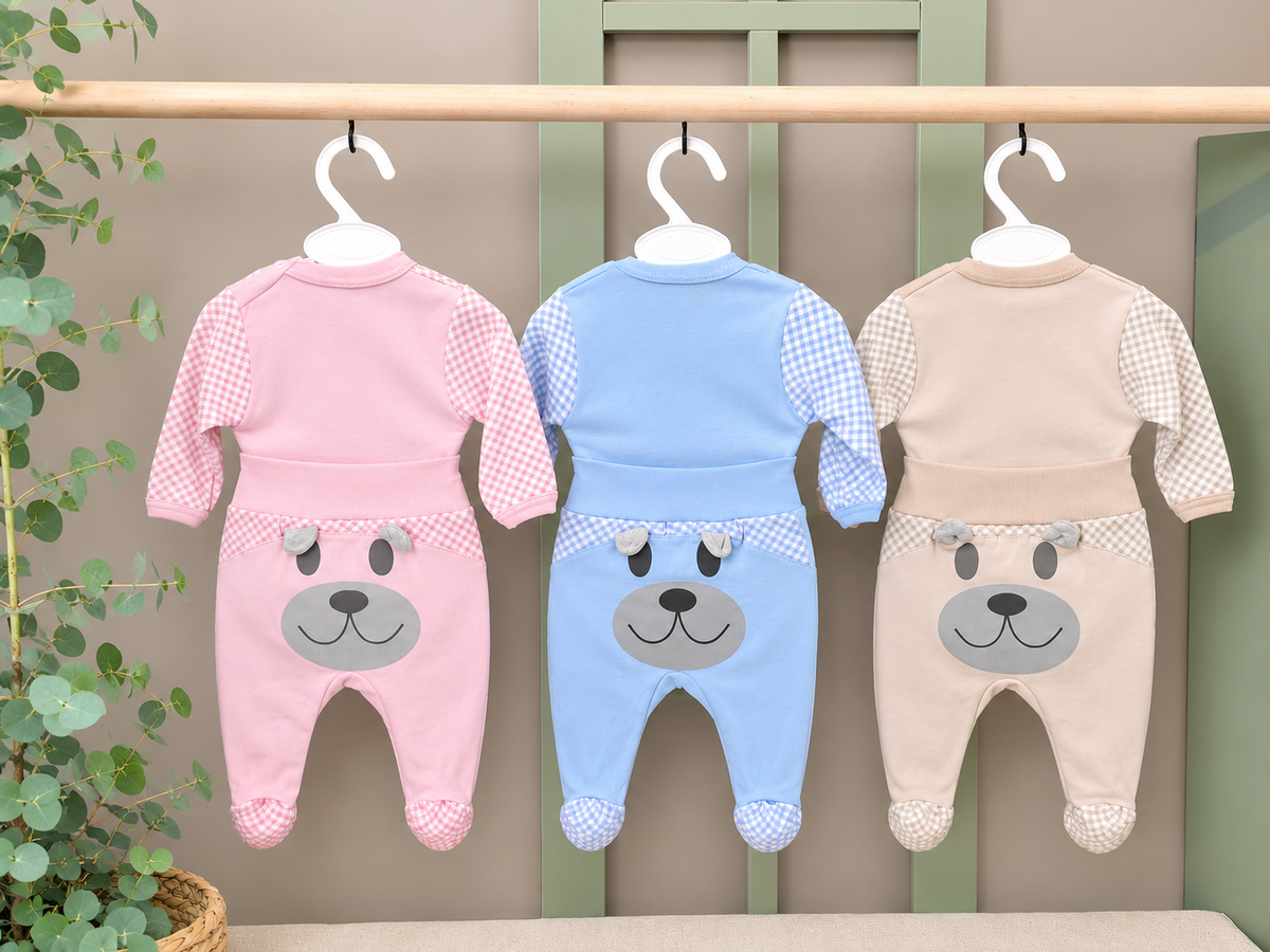 Baby-Set Little Bear – Strampler Rückansicht in Rosa, Blau und Beige mit großem Bären-Print 