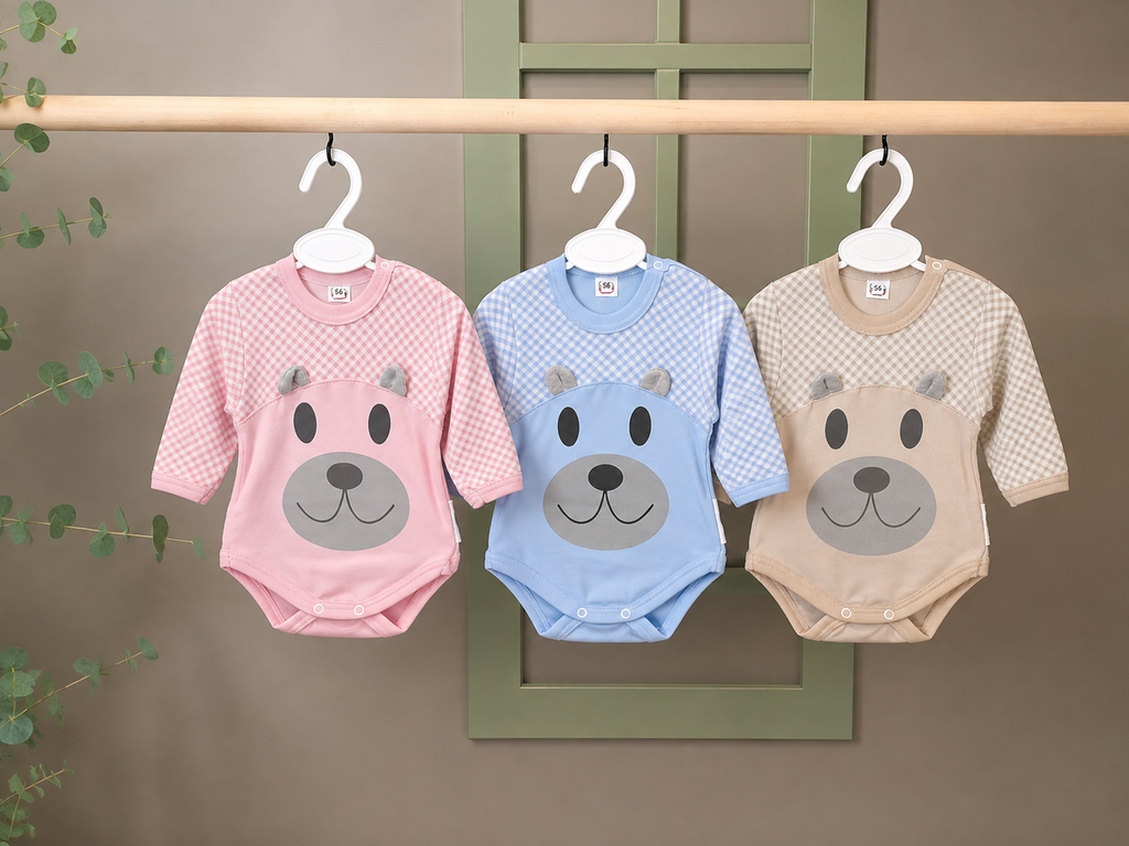 Baby-Body Little Bear mit Bären-Gesicht-Print und Karo-Muster in Rosa, Blau und Beige, Langarm, am Bügel