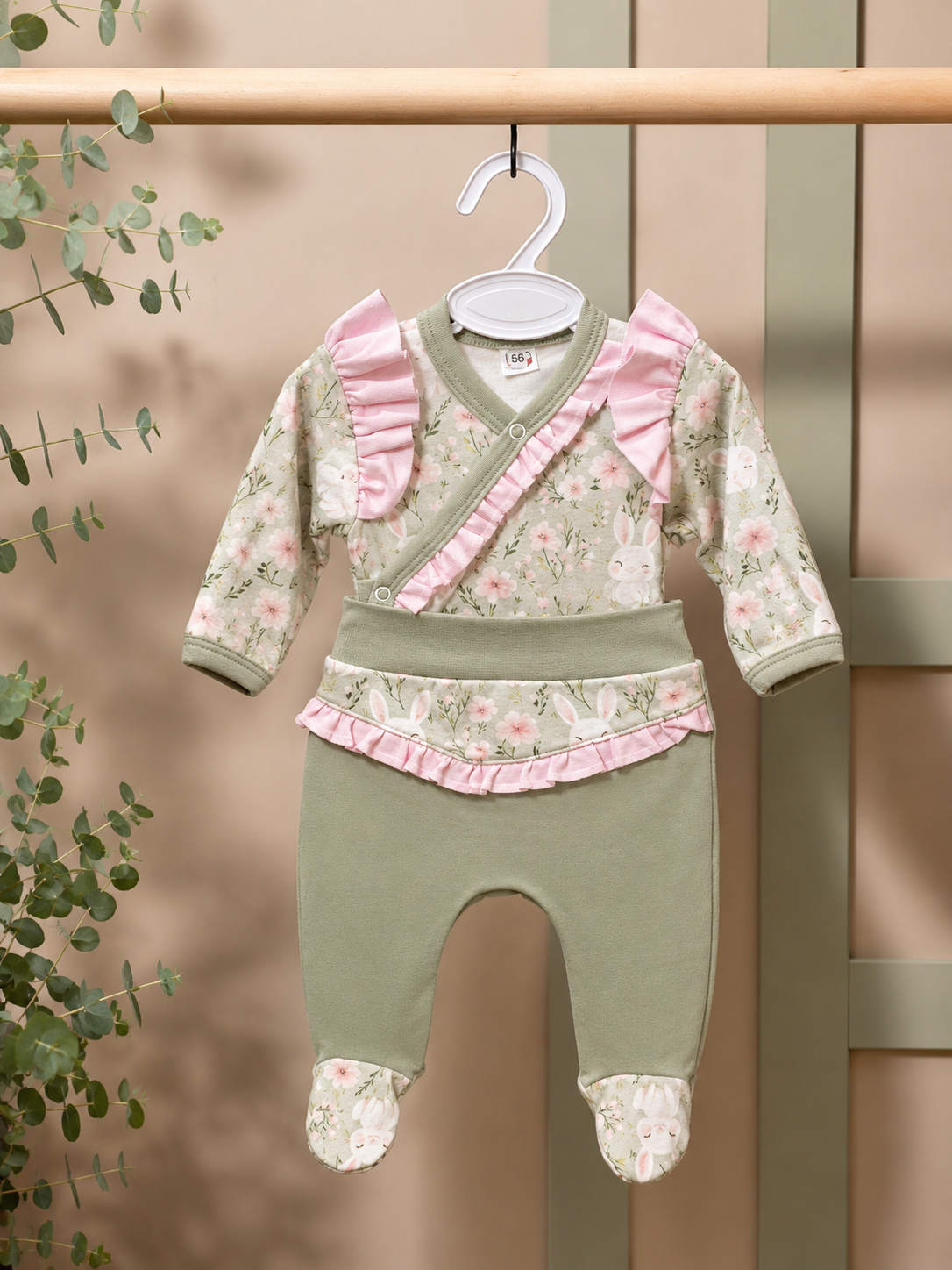 Baby-Set Häschenliebe – Wickelbody mit Rüschen und Hose mit Fuß, Vorderansicht