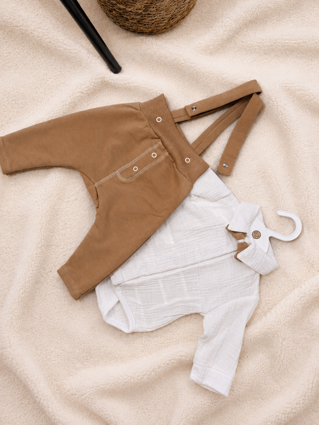 Baby-Set Musselin Body Latzhose Camel – camelbraune Latzhose und weißer Body mit Fliege