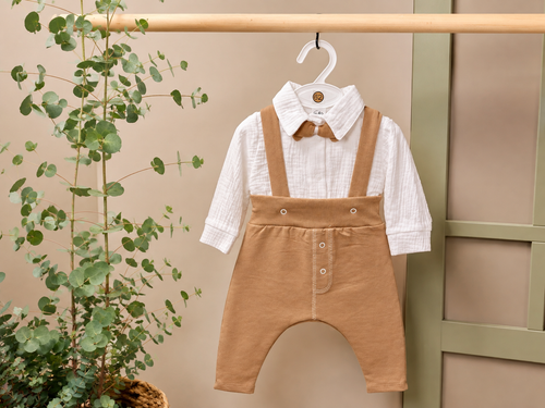 Baby-Set Musselin Body Latzhose Camel – weißer Musselin-Body mit Fliege und camelbrauner Latzhose
