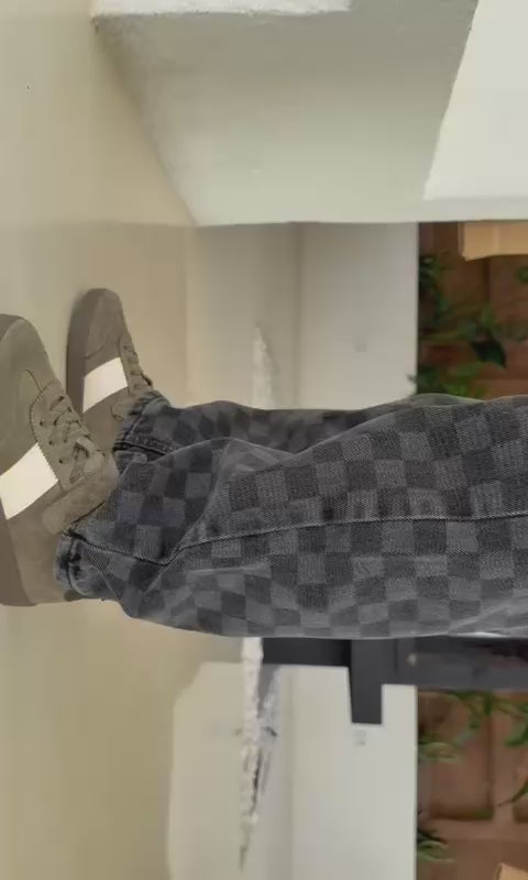 Kleinkind im Teddy-Check-Kinder-Set mit gestreiftem Oberteil mit Teddy-Patch und grauer Karohose, Bewegtbild-Clip