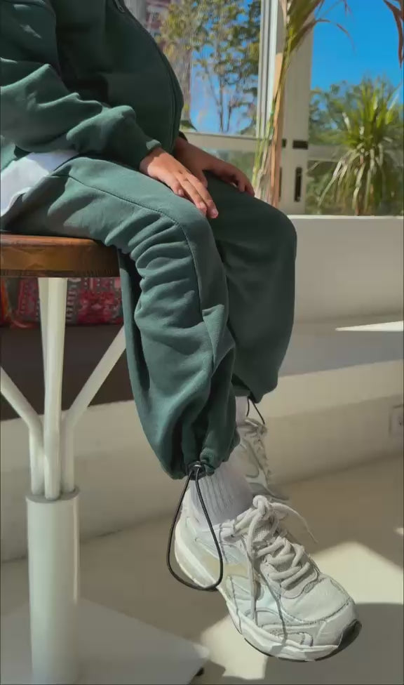 Bewegtbild-Clip zum Stay-Kind-Kinder-Set aus Zip-Hoodie-Jacke und weiter Hose“