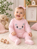 Baby-Set Little Bear – Hose mit Fuß in Rosa mit Karo-Muster und Bären-Applikation
