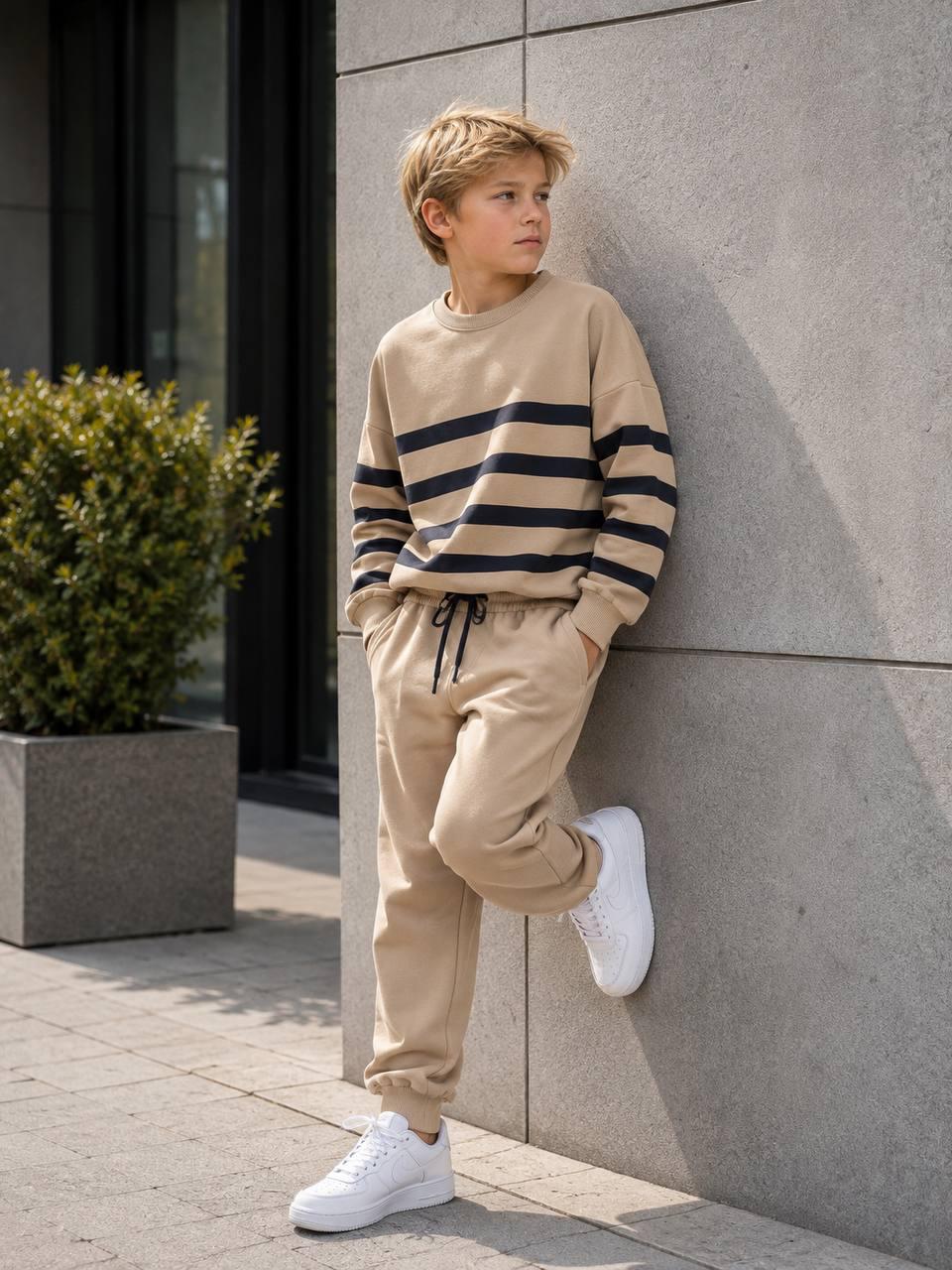 Gestreiftes Sweatshirt aus einem 2-teiligen Kinder-Set
